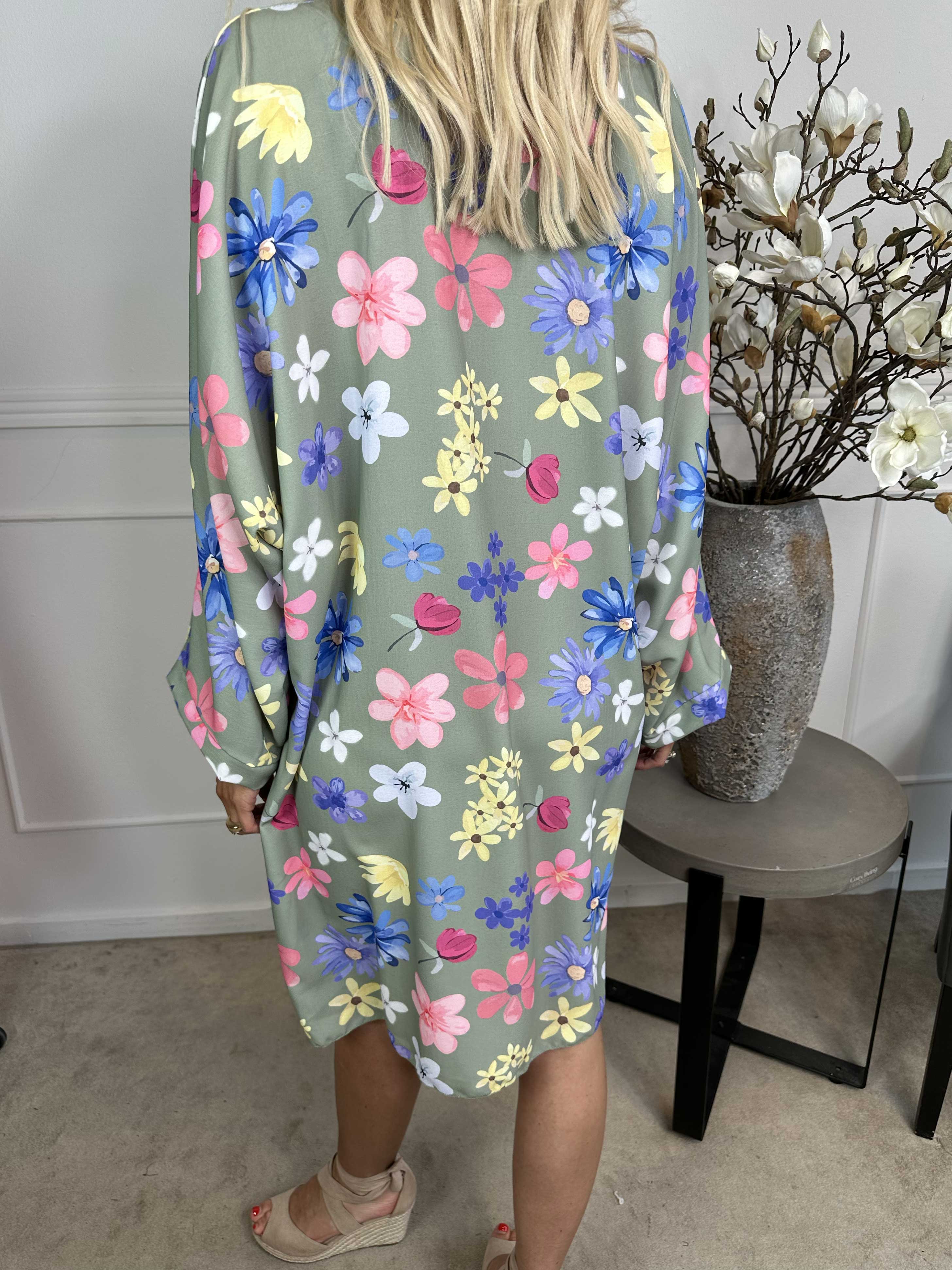 Sabina - Löst sittande klänning med blommigt tryck